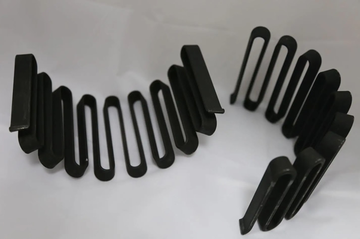 蛇形彈簧(huáng)用彈性材料制(zhi)作而成